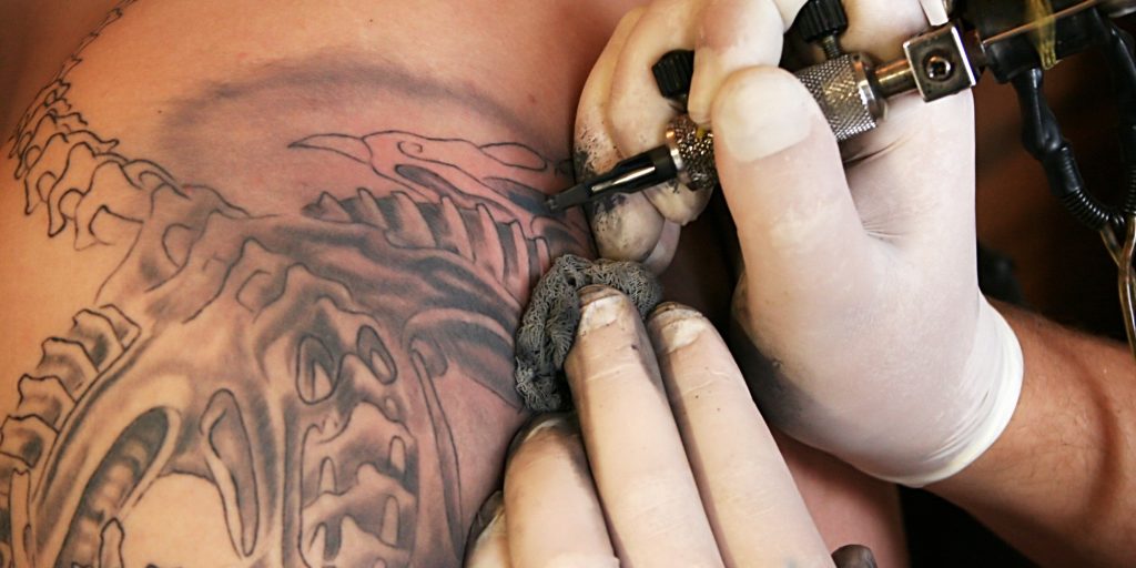 Tatuagens precisam de cuidados extras no verão. Saiba quais são eles