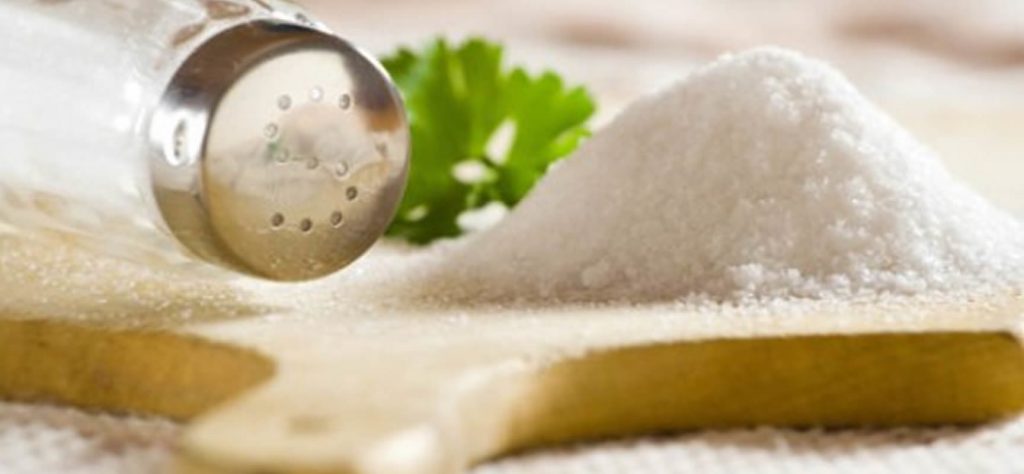 Alimentação com menos sal poderia salvar milhões de vidas, diz estudo