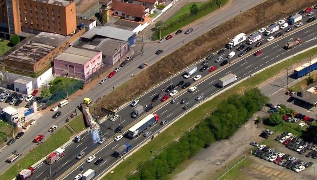 Caminhão tomba e carga de leite cai na Rodovia Raposo Tavares Pista no sentido capital paulista está interditada.