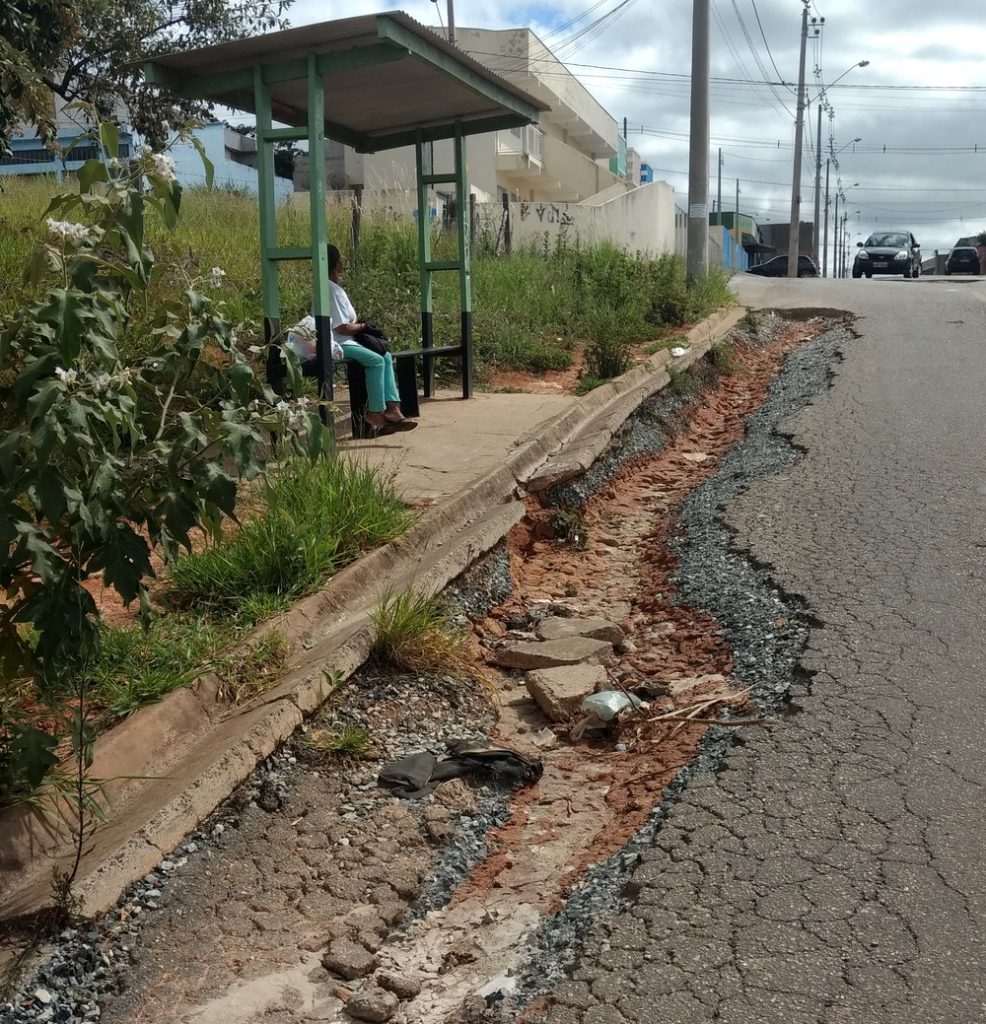 Buraco atrapalha embarque e desembarque de passageiros em ponto de ônibus de Sorocaba