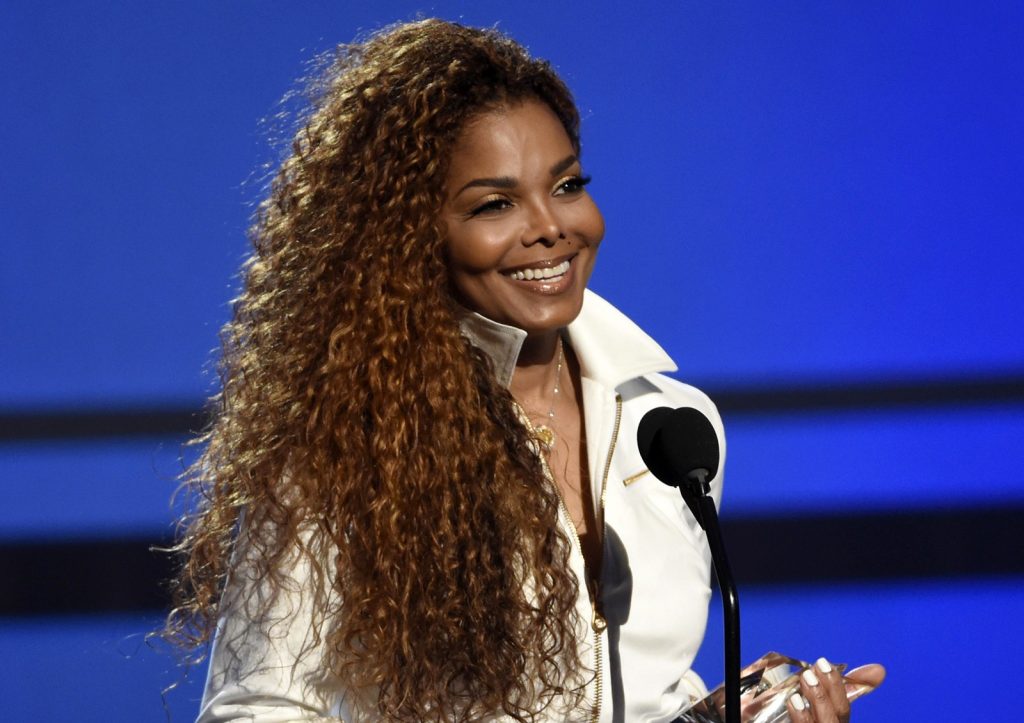 Janet Jackson anuncia retorno de sua turnê após nascimento do 1º filho
